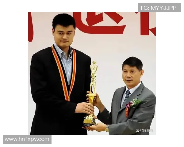 姚明全运会期间与运动员共享美食时刻展现友谊与团结精神