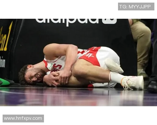 姚明在比赛中意外受伤头部流血展现运动员拼搏精神与坚韧不拔的意志